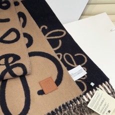 ✔️loewe新品‼️现货🔥超美新款围巾!超级推荐入手!】超难买哦!!打了好多次版!终于出货 最接近原版 进出专柜无 ✔️loewe新品‼️现货🔥超美新款围巾!超级推荐入手!】超难买哦!!打了好多次版!终于出货 最接近原版 进出专柜无