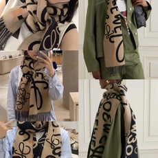 ✔️loewe新品‼️现货🔥超美新款围巾!超级推荐入手!】超难买哦!!打了好多次版!终于出货 最接近原版 进出专柜无 ✔️loewe新品‼️现货🔥超美新款围巾!超级推荐入手!】超难买哦!!打了好多次版!终于出货 最接近原版 进出专柜无