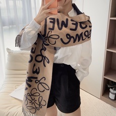 ✔️loewe新品‼️现货🔥超美新款围巾!超级推荐入手!】超难买哦!!打了好多次版!终于出货 最接近原版 进出专柜无 ✔️loewe新品‼️现货🔥超美新款围巾!超级推荐入手!】超难买哦!!打了好多次版!终于出货 最接近原版 进出专柜无