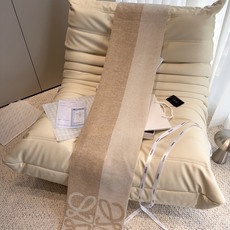 🆕 新款 ✨💕同步 LOEWE罗意威|双面拼色羊绒羊毛🤎💗 新品!粉拼驼这个配色真的温柔到骨子里 经典Anagram回 🆕 新款 ✨💕同步 LOEWE罗意威|双面拼色羊绒羊毛🤎💗 新品!粉拼驼这个配色真的温柔到骨子里 经典Anagram回