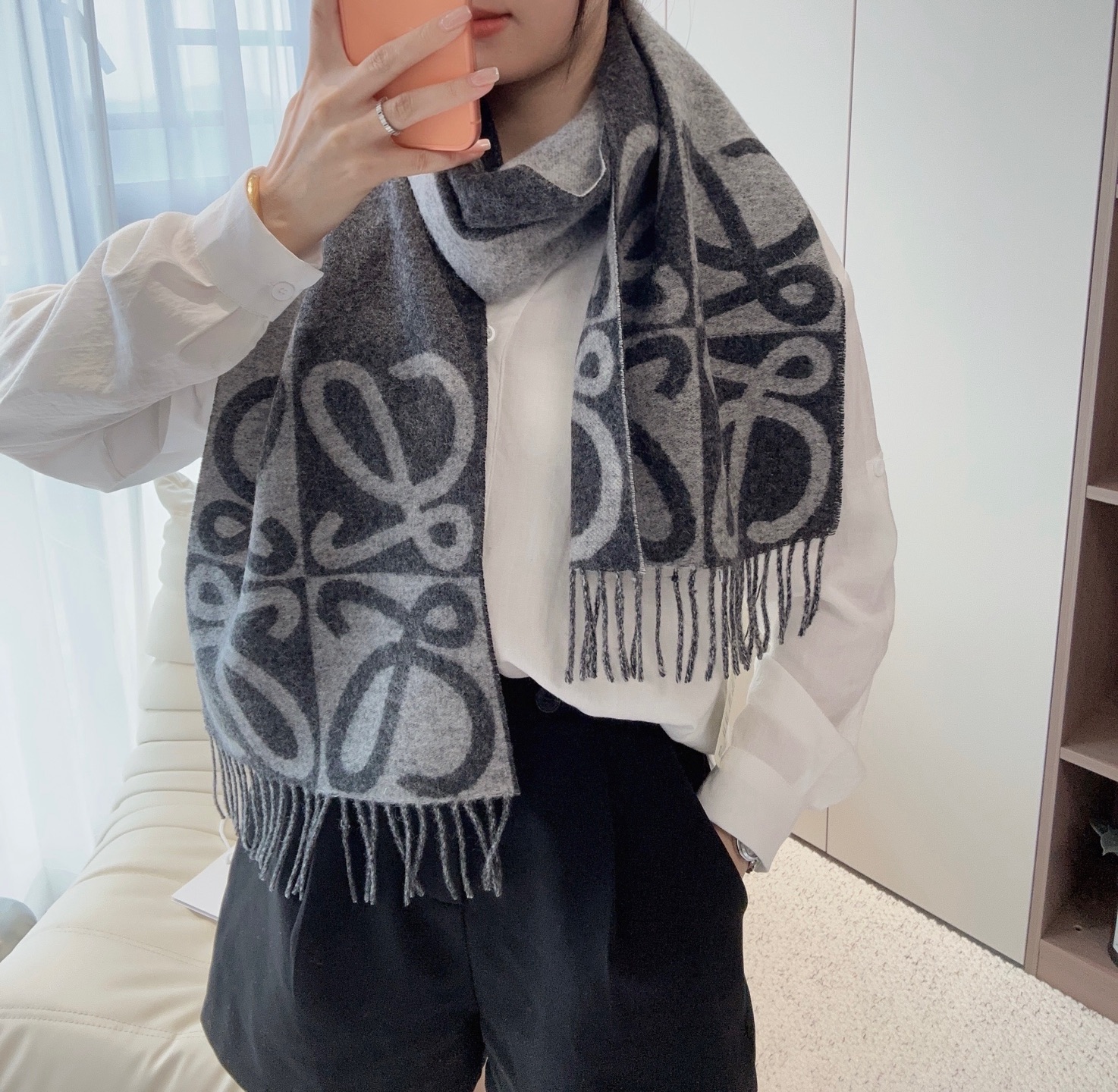 🆕  新款 ✨💕同步 LOEWE罗意威｜双面拼色羊绒羊毛🤎💗 新品！粉拼驼这个配色真的温柔到骨子里 经典Anagram回