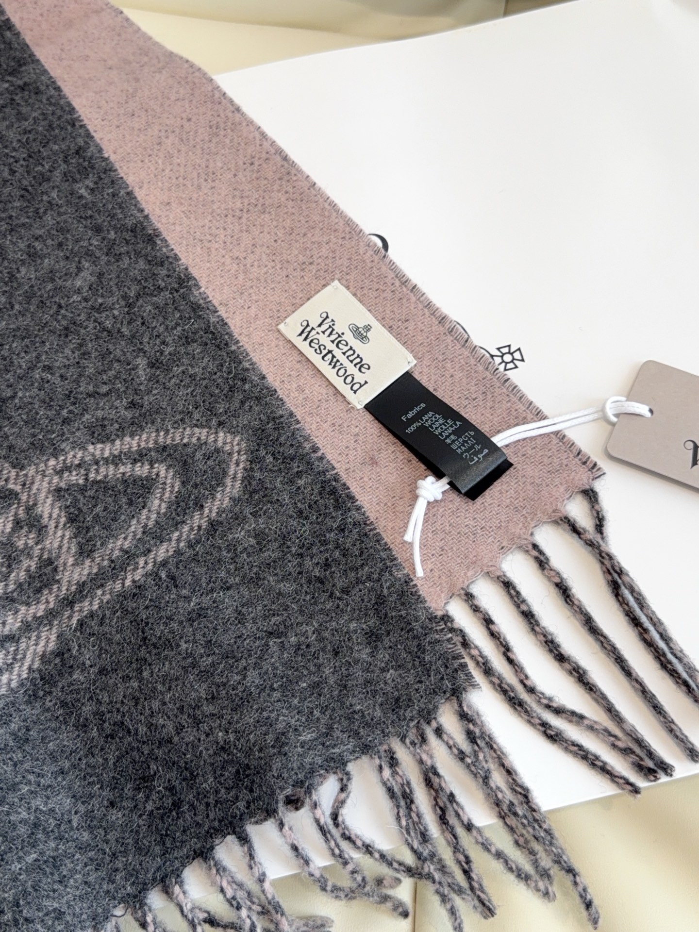 🆕 上新！Loewe · 罗意威️难得一见的温柔配色，低调又不失优雅❗️】重点推荐❗️双面配色，一条围巾两种风格搭配，高