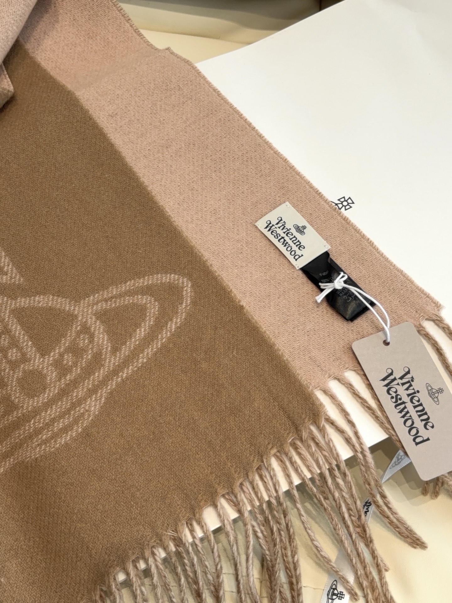 🆕 上新！Loewe · 罗意威️难得一见的温柔配色，低调又不失优雅❗️】重点推荐❗️双面配色，一条围巾两种风格搭配，高