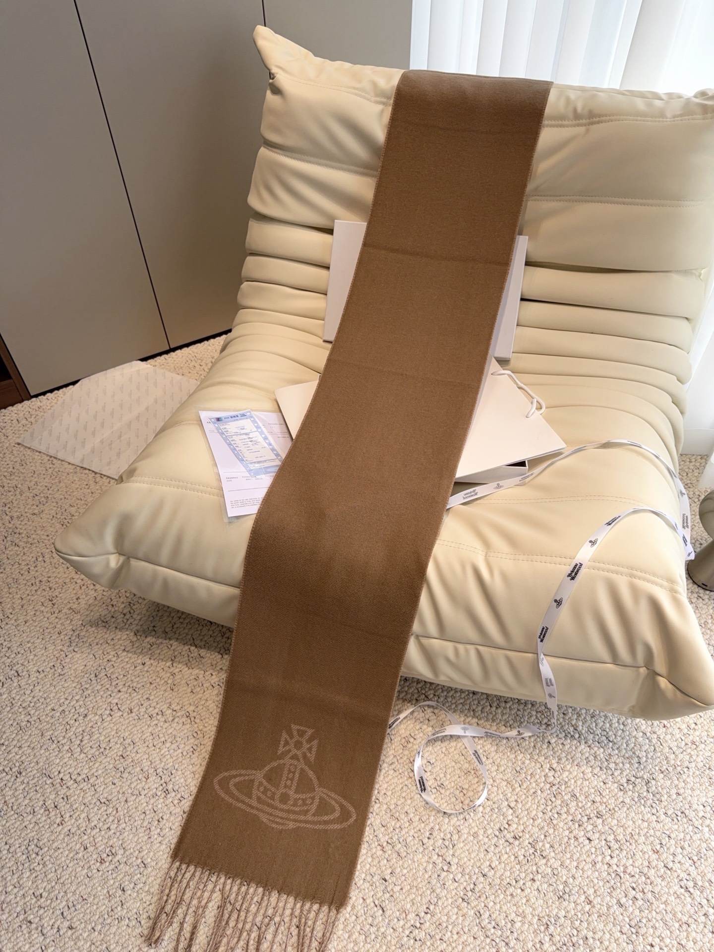 🆕 上新！Loewe · 罗意威️难得一见的温柔配色，低调又不失优雅❗️】重点推荐❗️双面配色，一条围巾两种风格搭配，高