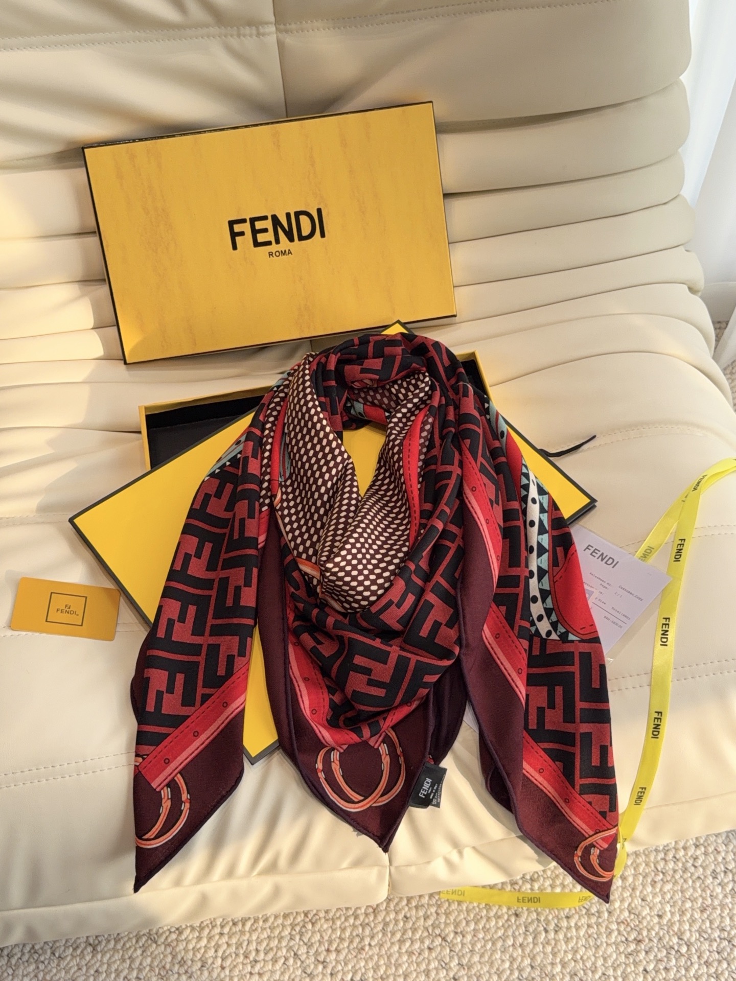 🆕  芬迪上新❤️ 【FENDI】  经典拼色优雅风，FENDI最新丝绒大方巾~气质到骨子里，新一季的面料超高级，真心超