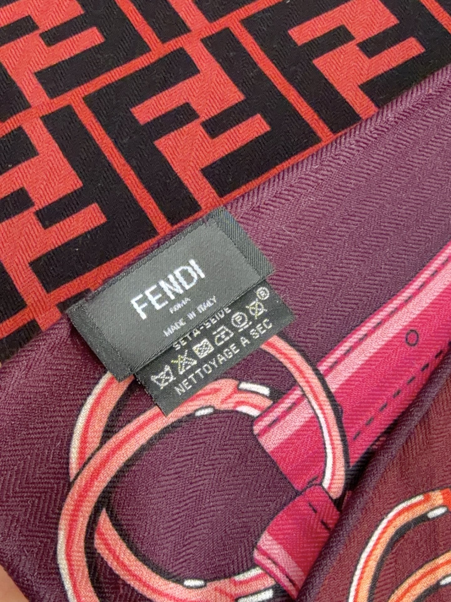 🆕  芬迪上新❤️ 【FENDI】  经典拼色优雅风，FENDI最新丝绒大方巾~气质到骨子里，新一季的面料超高级，真心超