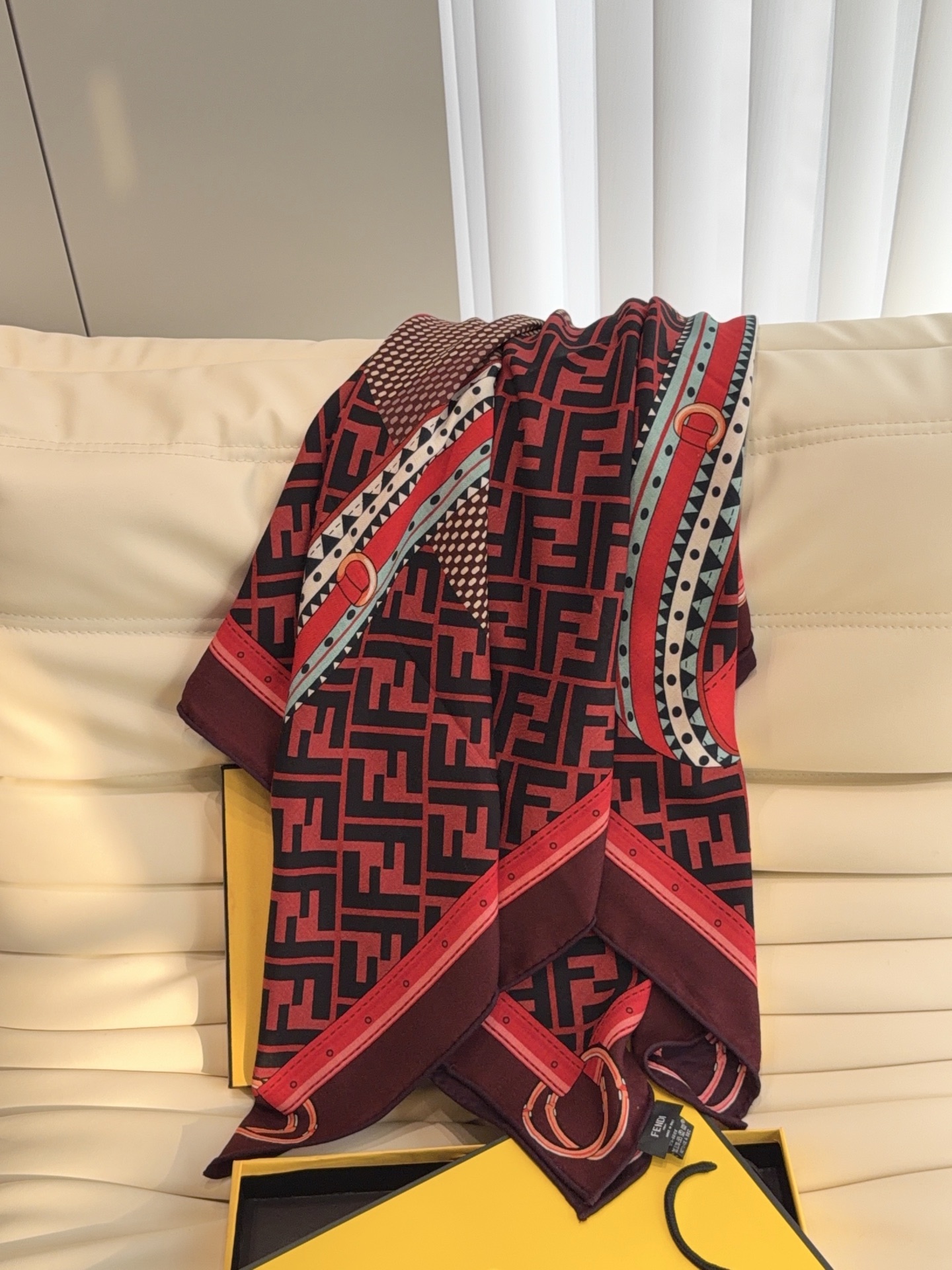 🆕  芬迪上新❤️ 【FENDI】  经典拼色优雅风，FENDI最新丝绒大方巾~气质到骨子里，新一季的面料超高级，真心超