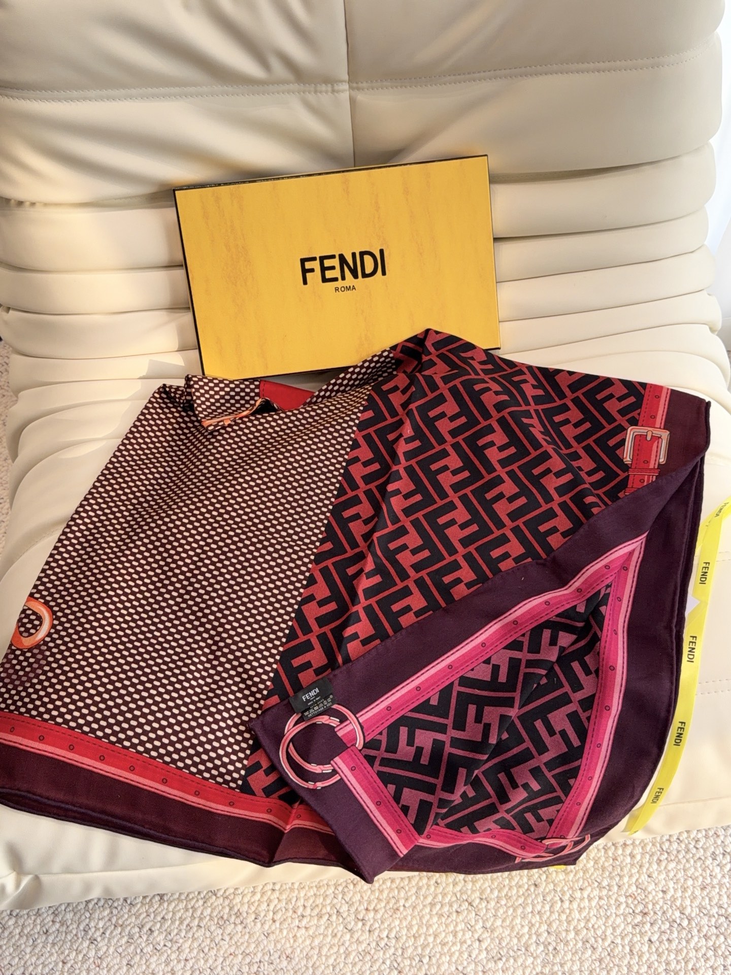 🆕  芬迪上新❤️ 【FENDI】  经典拼色优雅风，FENDI最新丝绒大方巾~气质到骨子里，新一季的面料超高级，真心超