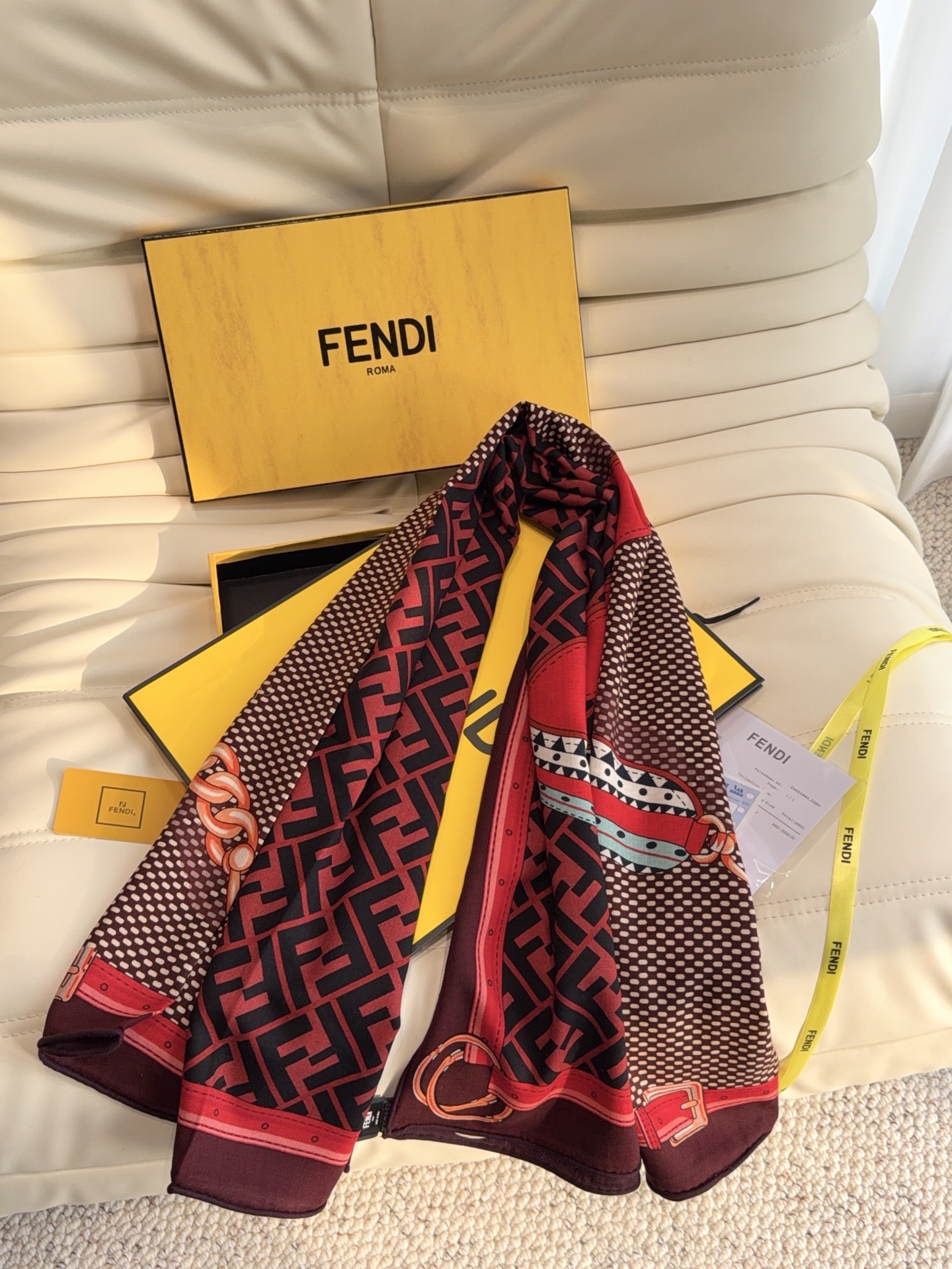 🆕  芬迪上新❤️ 【FENDI】  经典拼色优雅风，FENDI最新丝绒大方巾~气质到骨子里，新一季的面料超高级，真心超