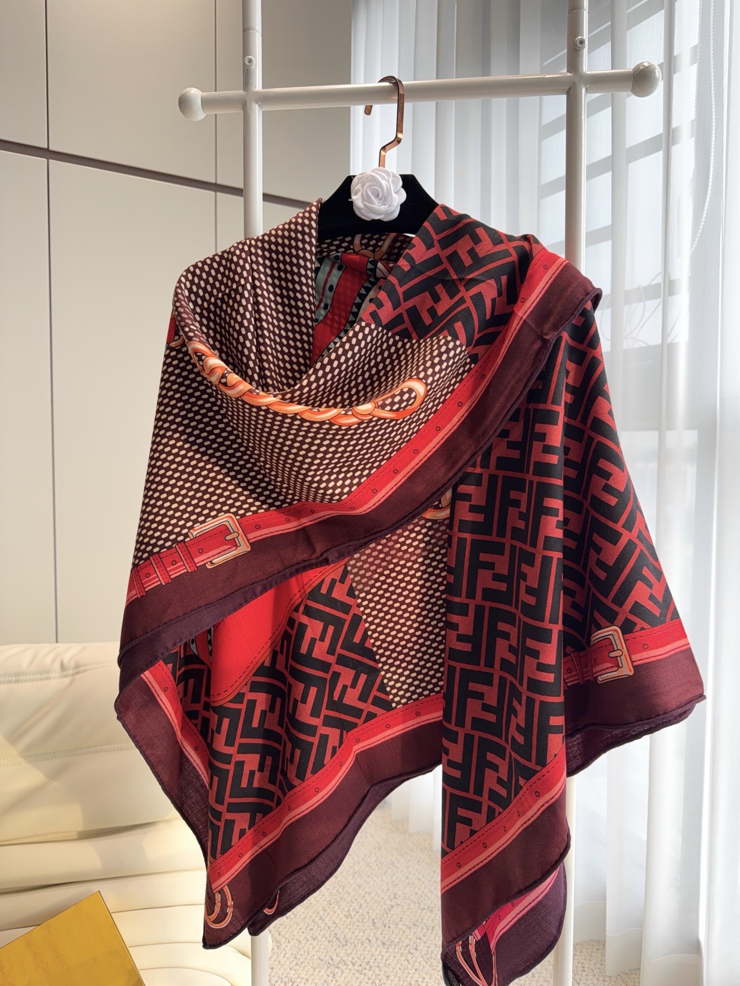 🆕  芬迪上新❤️ 【FENDI】  经典拼色优雅风，FENDI最新丝绒大方巾~气质到骨子里，新一季的面料超高级，真心超