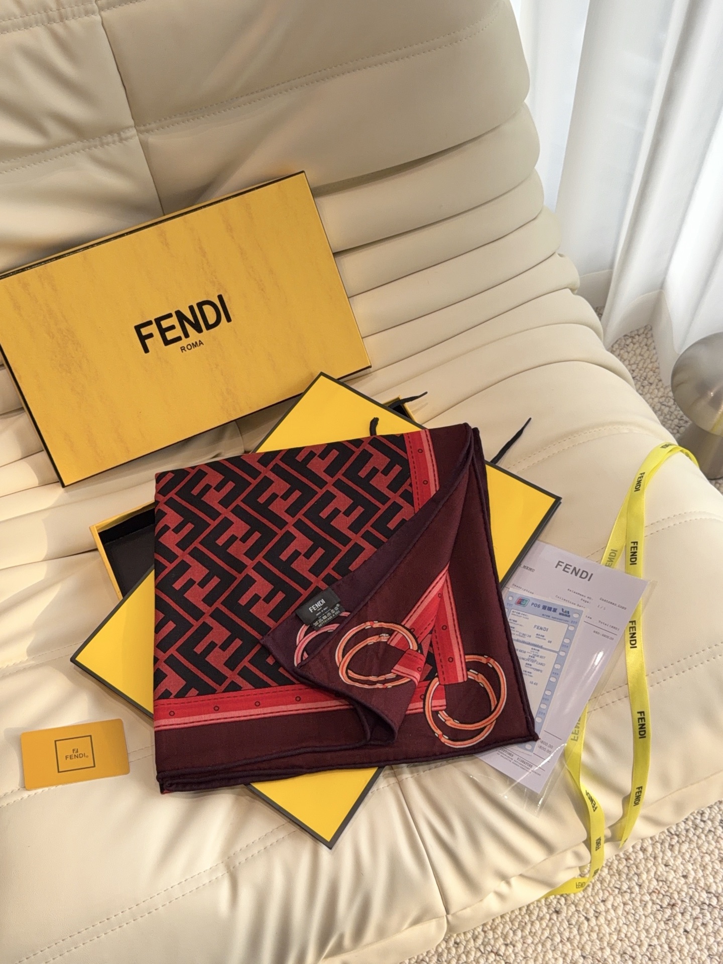 🆕  芬迪上新❤️ 【FENDI】  经典拼色优雅风，FENDI最新丝绒大方巾~气质到骨子里，新一季的面料超高级，真心超