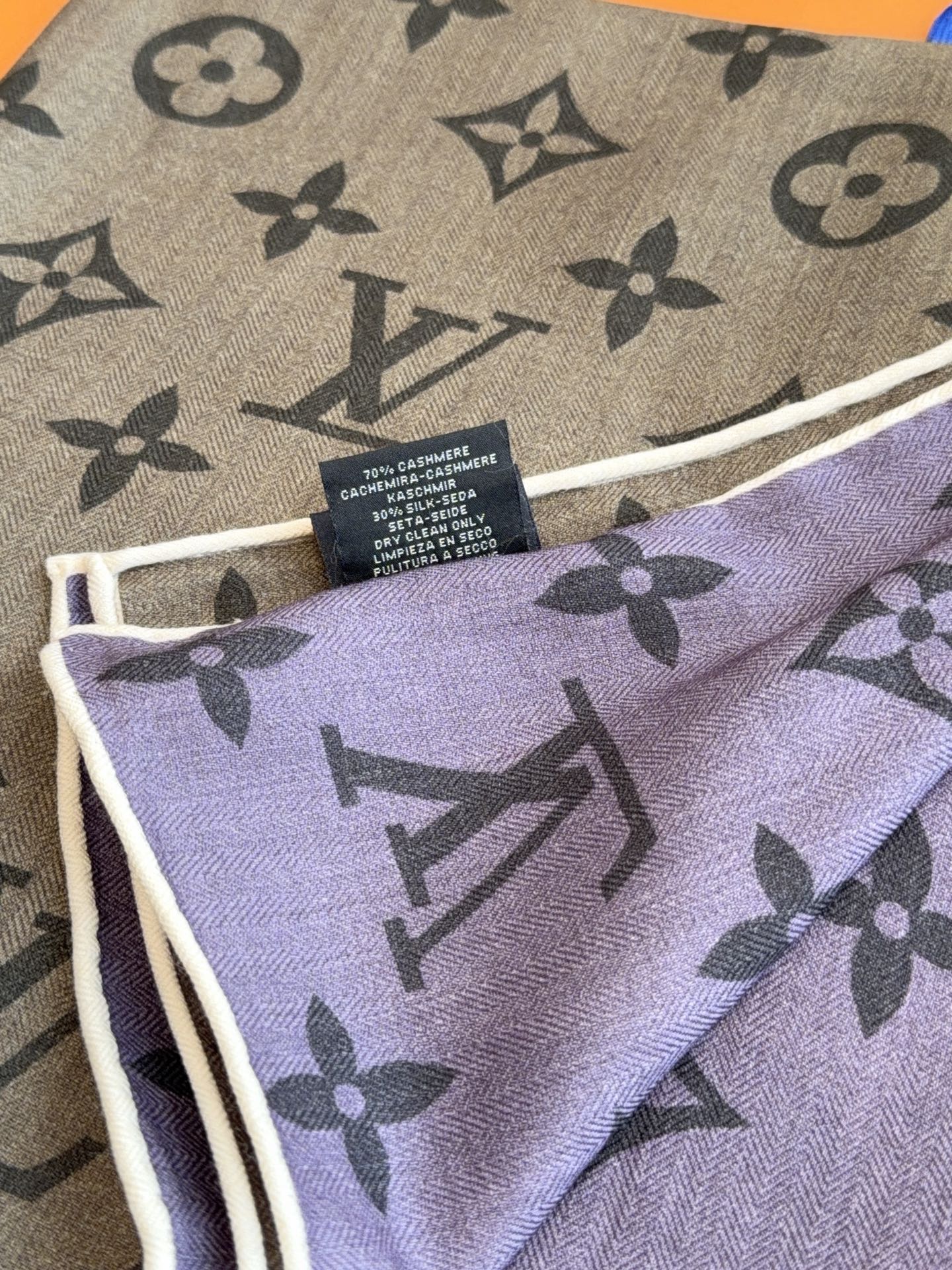 🆕 LV(路易威登)140 披肩 双面双色 一条围巾可以当两条搭配 LV x TM Monogram Su🆕 Perf 🆕 LV(路易威登)140 披肩 双面双色 一条围巾可以当两条搭配 LV x TM Monogram Su🆕 Perf