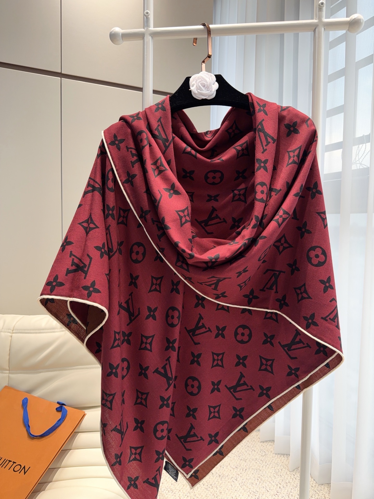 🆕 LV(路易威登)140 披肩 双面双色 一条围巾可以当两条搭配 LV x TM Monogram Su🆕 Perf 🆕 LV(路易威登)140 披肩 双面双色 一条围巾可以当两条搭配 LV x TM Monogram Su🆕 Perf