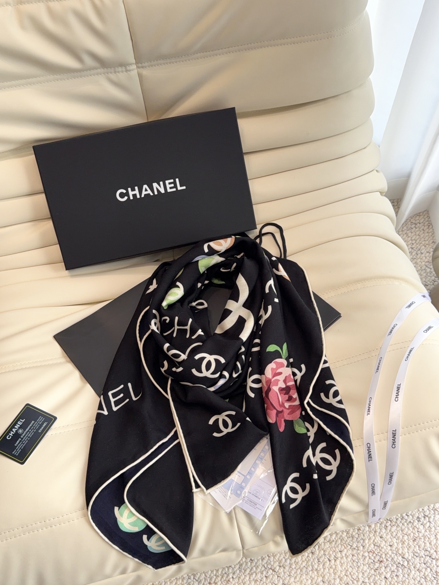 🆕 香奈儿上新❤️ 【Chanel】 经典茶花优雅Coco风,Chanel最新丝绒大方巾~气质到骨子里,香奶奶新一季 🆕 香奈儿上新❤️ 【Chanel】 经典茶花优雅Coco风,Chanel最新丝绒大方巾~气质到骨子里,香奶奶新一季