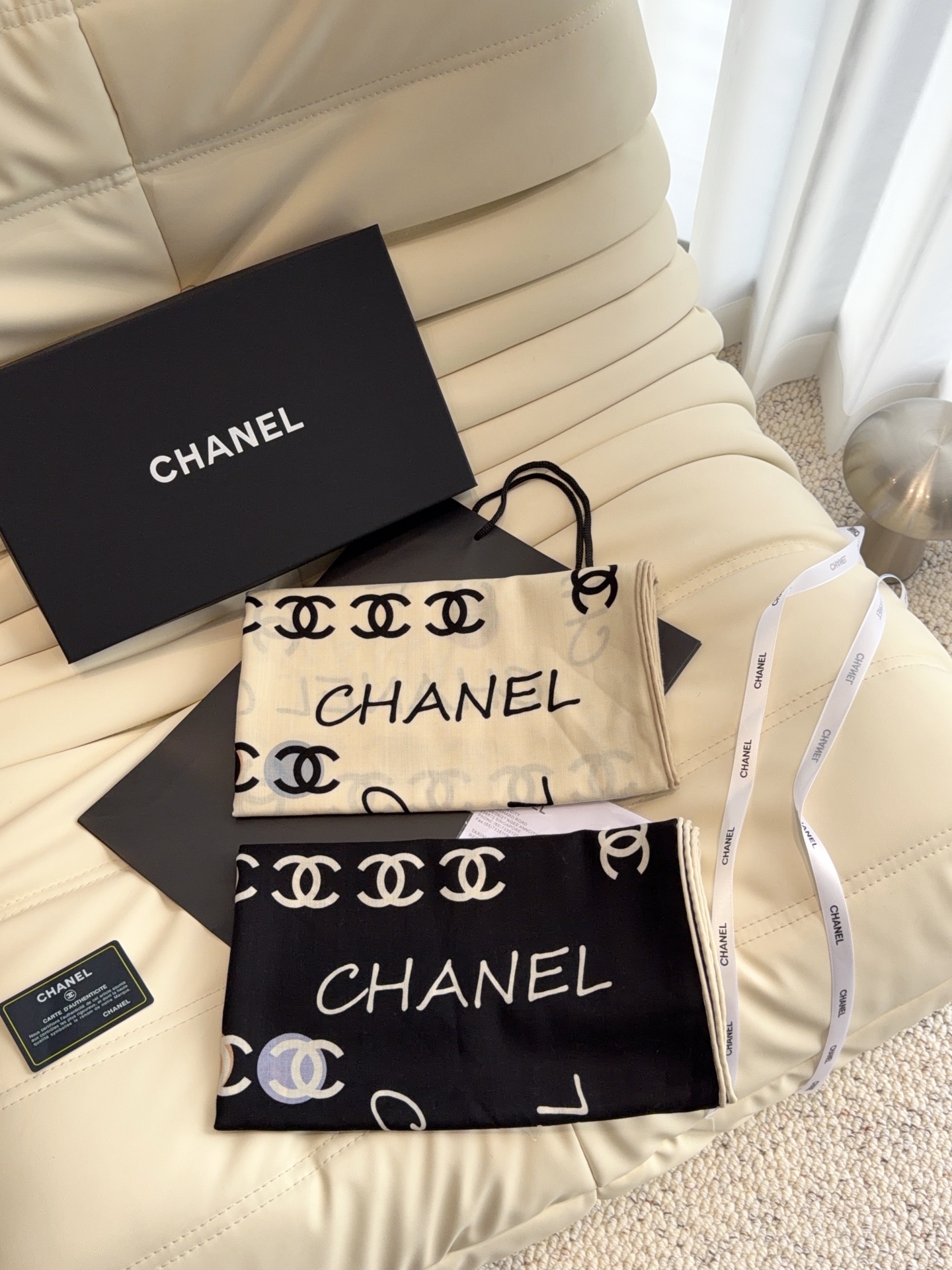 🆕 香奈儿上新❤️ 【Chanel】 经典茶花优雅Coco风,Chanel最新丝绒大方巾~气质到骨子里,香奶奶新一季 🆕 香奈儿上新❤️ 【Chanel】 经典茶花优雅Coco风,Chanel最新丝绒大方巾~气质到骨子里,香奶奶新一季