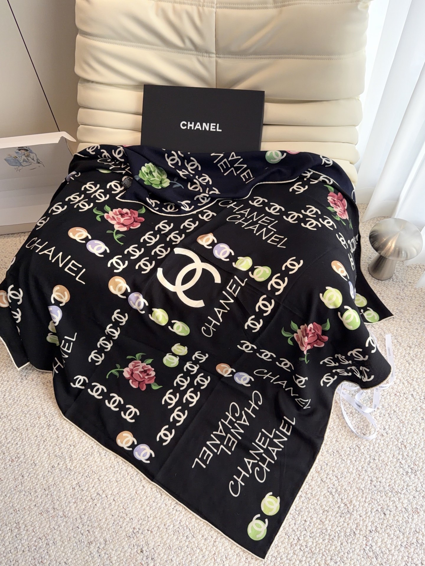🆕 香奈儿上新❤️ 【Chanel】 经典茶花优雅Coco风,Chanel最新丝绒大方巾~气质到骨子里,香奶奶新一季 🆕 香奈儿上新❤️ 【Chanel】 经典茶花优雅Coco风,Chanel最新丝绒大方巾~气质到骨子里,香奶奶新一季