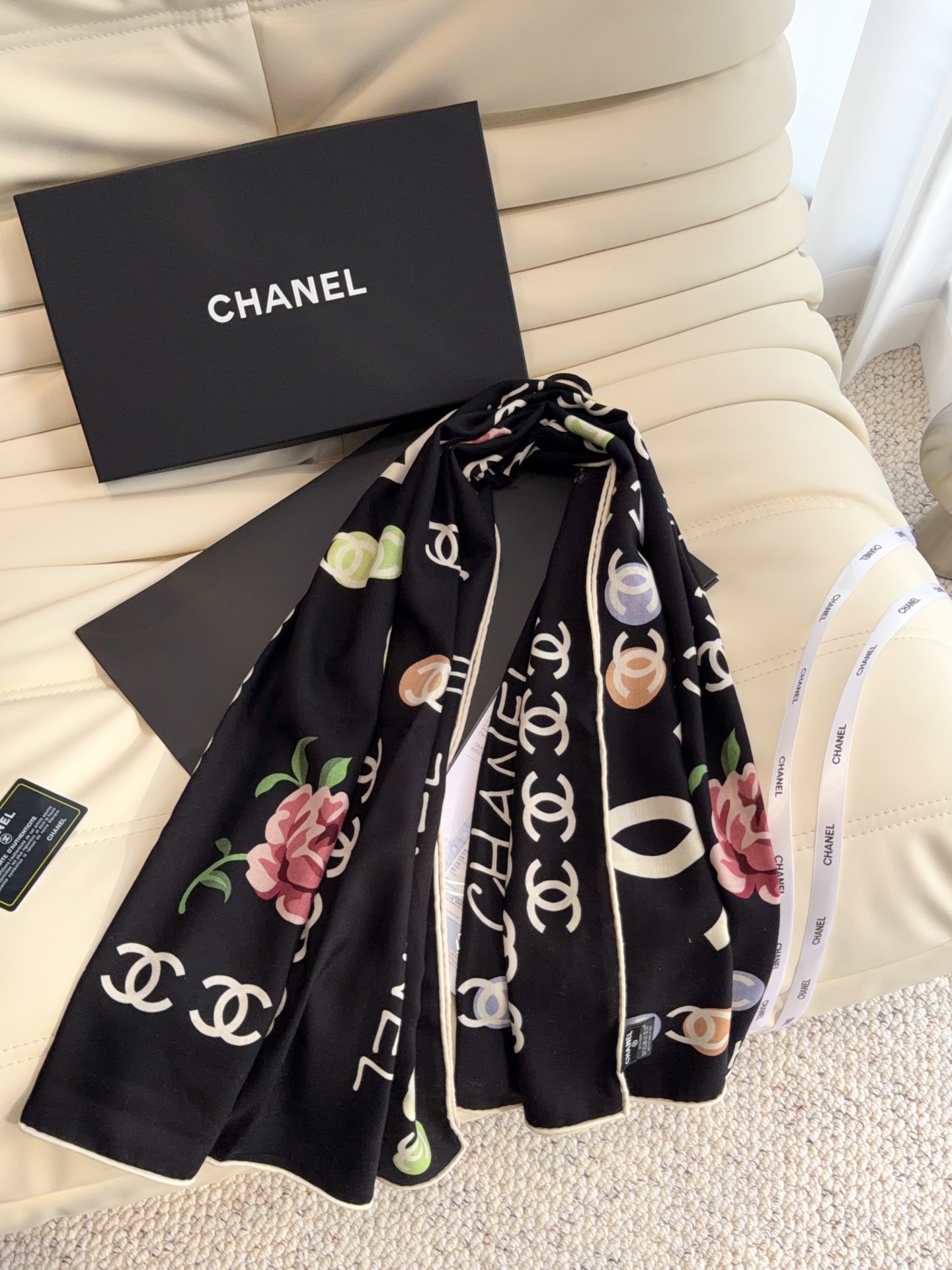 🆕 香奈儿上新❤️ 【Chanel】 经典茶花优雅Coco风,Chanel最新丝绒大方巾~气质到骨子里,香奶奶新一季 🆕 香奈儿上新❤️ 【Chanel】 经典茶花优雅Coco风,Chanel最新丝绒大方巾~气质到骨子里,香奶奶新一季