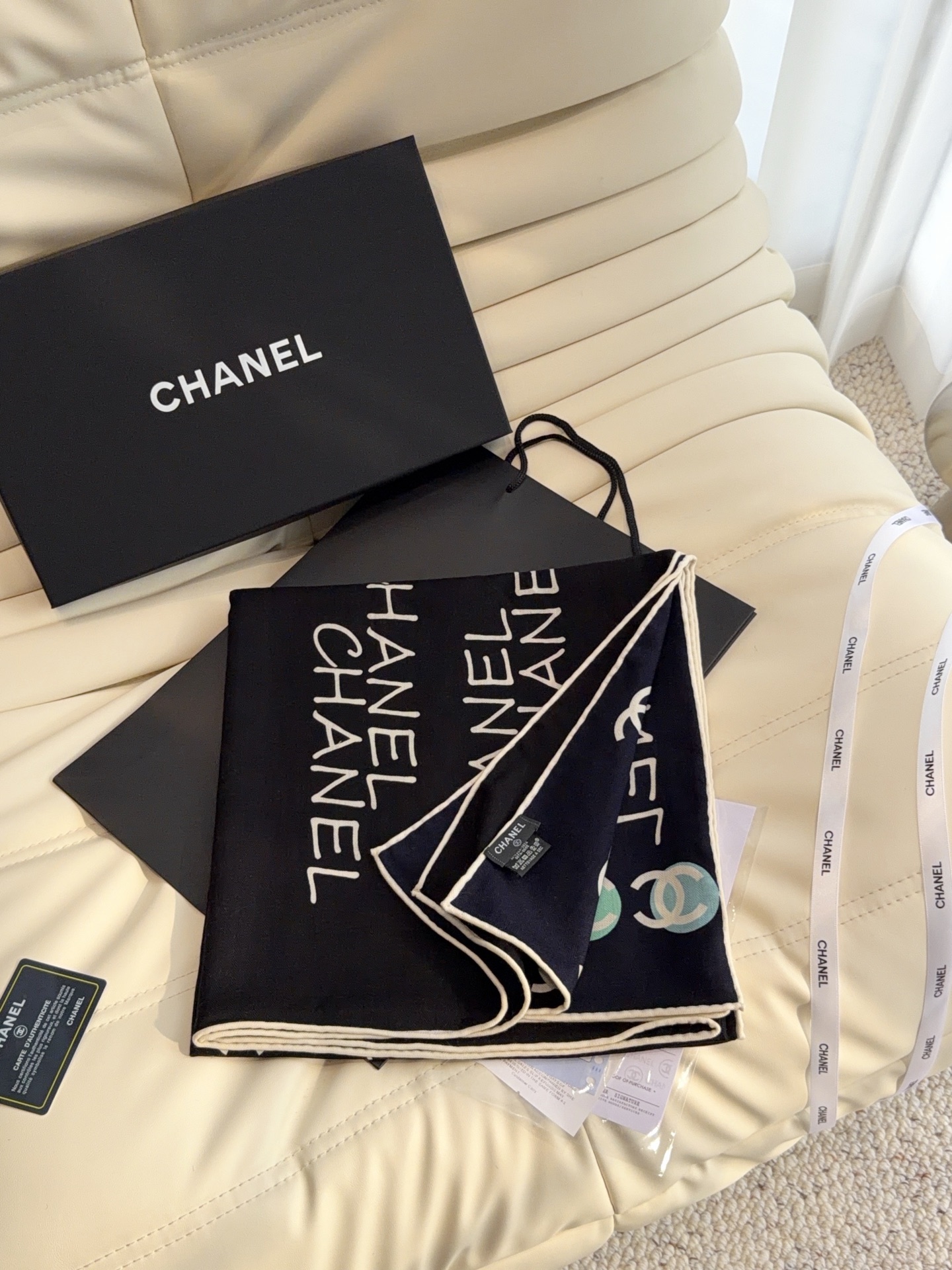 🆕 香奈儿上新❤️ 【Chanel】 经典茶花优雅Coco风,Chanel最新丝绒大方巾~气质到骨子里,香奶奶新一季 🆕 香奈儿上新❤️ 【Chanel】 经典茶花优雅Coco风,Chanel最新丝绒大方巾~气质到骨子里,香奶奶新一季
