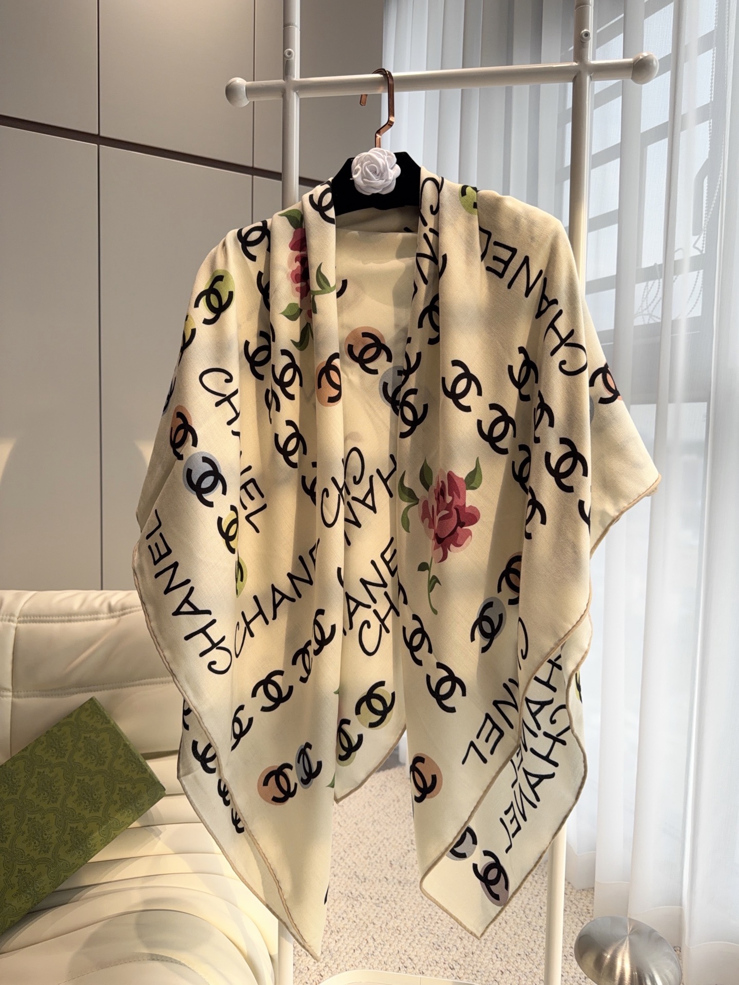 🆕 香奈儿上新❤️ 【Chanel】 经典茶花优雅Coco风,Chanel最新丝绒大方巾~气质到骨子里,香奶奶新一季 🆕 香奈儿上新❤️ 【Chanel】 经典茶花优雅Coco风,Chanel最新丝绒大方巾~气质到骨子里,香奶奶新一季