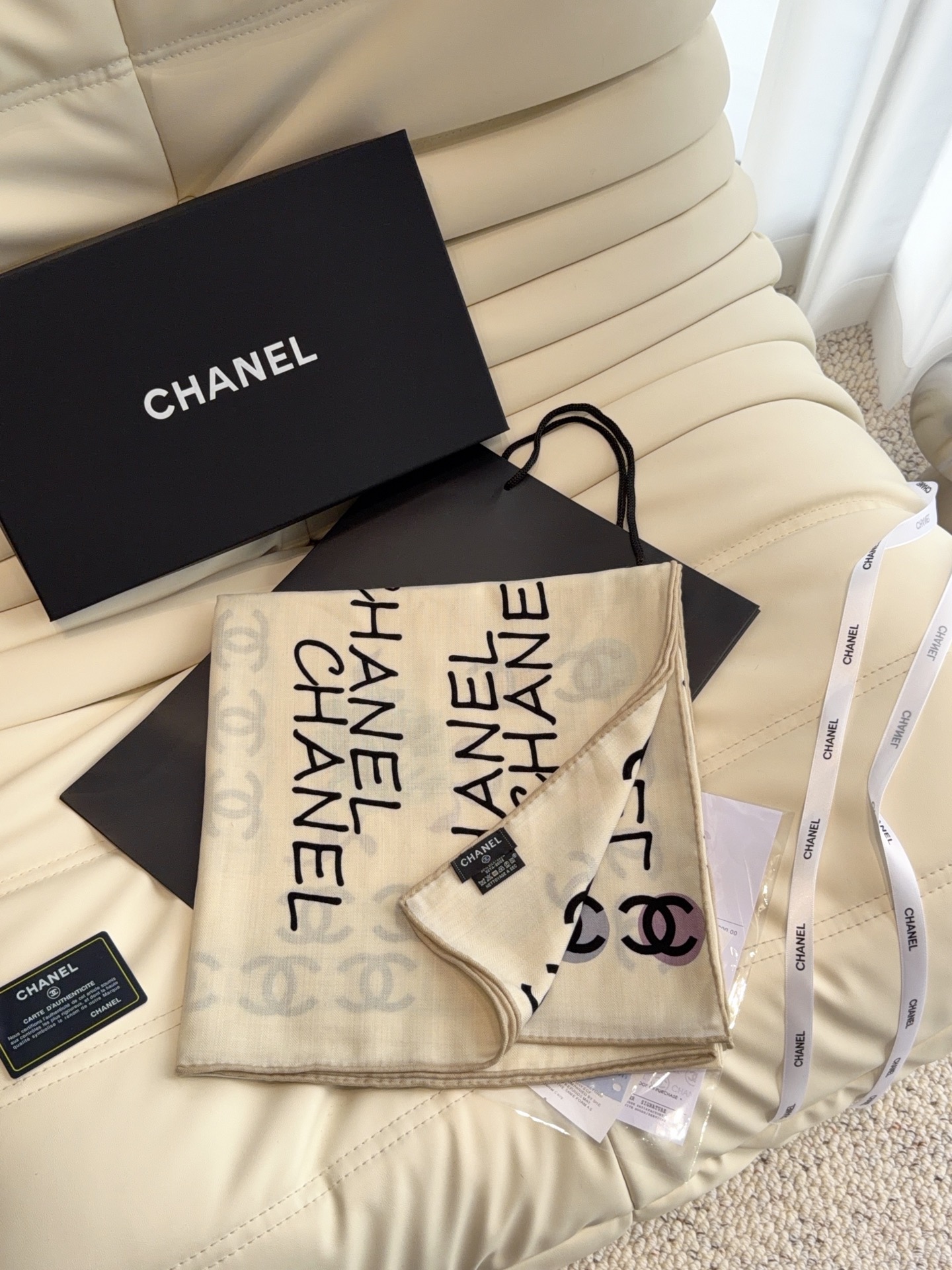 🆕 香奈儿上新❤️ 【Chanel】 经典茶花优雅Coco风,Chanel最新丝绒大方巾~气质到骨子里,香奶奶新一季 🆕 香奈儿上新❤️ 【Chanel】 经典茶花优雅Coco风,Chanel最新丝绒大方巾~气质到骨子里,香奶奶新一季
