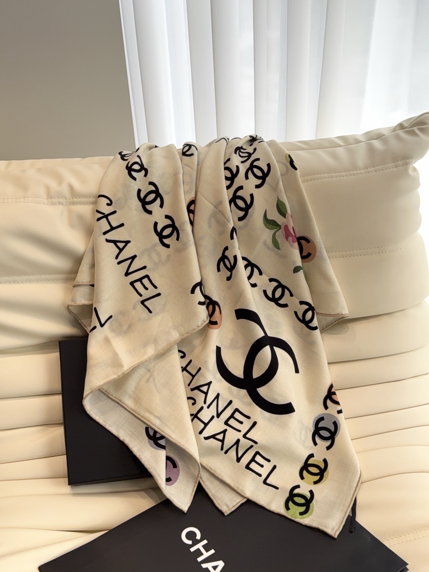 🆕 香奈儿上新❤️ 【Chanel】 经典茶花优雅Coco风,Chanel最新丝绒大方巾~气质到骨子里,香奶奶新一季 🆕 香奈儿上新❤️ 【Chanel】 经典茶花优雅Coco风,Chanel最新丝绒大方巾~气质到骨子里,香奶奶新一季
