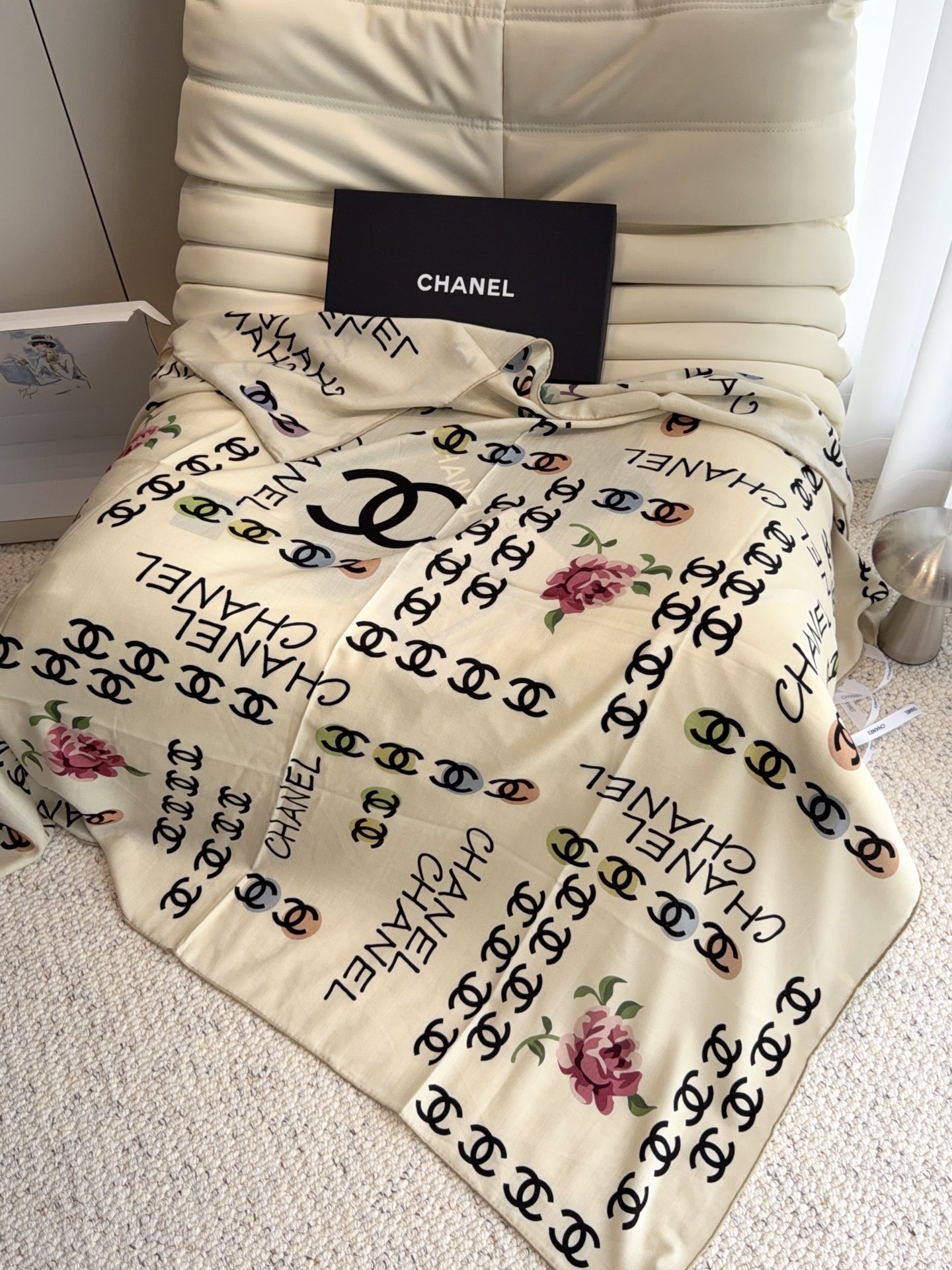 🆕 香奈儿上新❤️ 【Chanel】 经典茶花优雅Coco风,Chanel最新丝绒大方巾~气质到骨子里,香奶奶新一季 🆕 香奈儿上新❤️ 【Chanel】 经典茶花优雅Coco风,Chanel最新丝绒大方巾~气质到骨子里,香奶奶新一季