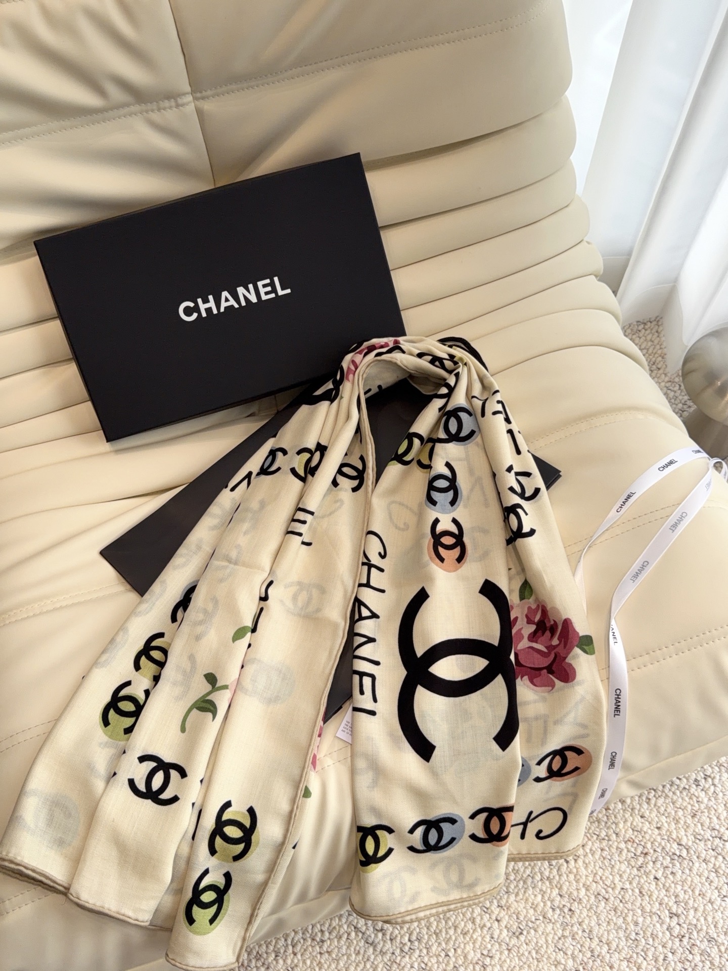 🆕 香奈儿上新❤️ 【Chanel】 经典茶花优雅Coco风,Chanel最新丝绒大方巾~气质到骨子里,香奶奶新一季 🆕 香奈儿上新❤️ 【Chanel】 经典茶花优雅Coco风,Chanel最新丝绒大方巾~气质到骨子里,香奶奶新一季
