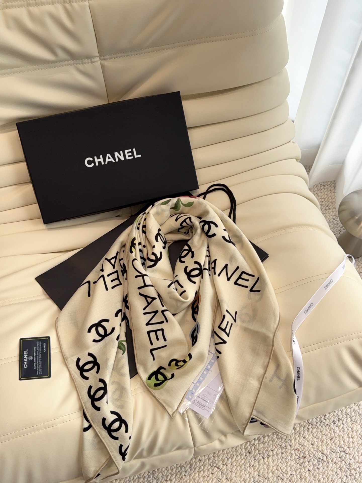 🆕 香奈儿上新❤️ 【Chanel】 经典茶花优雅Coco风,Chanel最新丝绒大方巾~气质到骨子里,香奶奶新一季 🆕 香奈儿上新❤️ 【Chanel】 经典茶花优雅Coco风,Chanel最新丝绒大方巾~气质到骨子里,香奶奶新一季