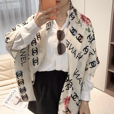 🆕 香奈儿上新❤️ 【Chanel】 经典茶花优雅Coco风,Chanel最新丝绒大方巾~气质到骨子里,香奶奶新一季 🆕 香奈儿上新❤️ 【Chanel】 经典茶花优雅Coco风,Chanel最新丝绒大方巾~气质到骨子里,香奶奶新一季