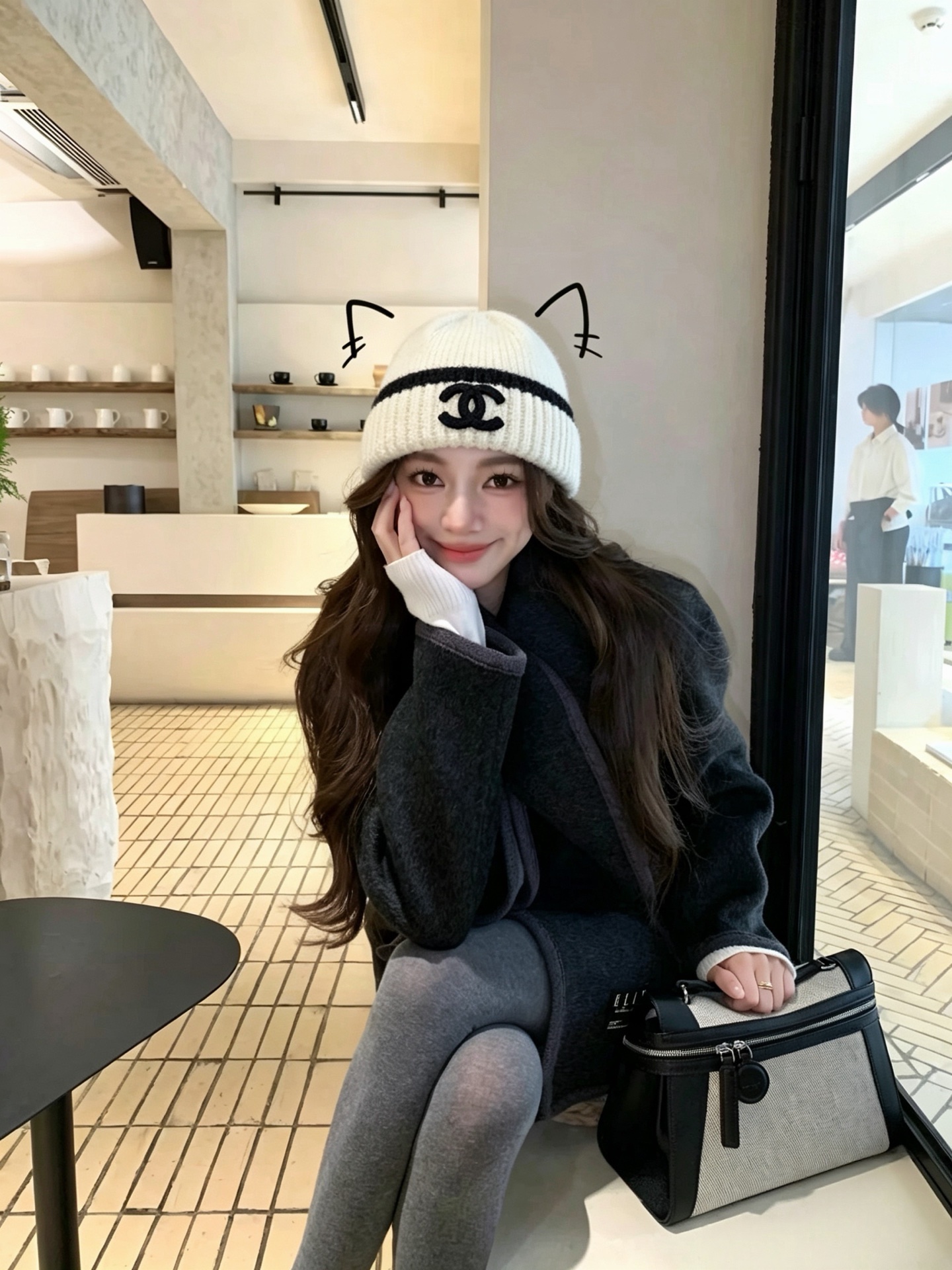 香奈儿▪️秋冬刚需｜小香风针织冷帽太懂氛围感 黑白经典配色永远不会过时🖤🤍 软糯厚实的针织面料，上手质感满分，保暖又不压