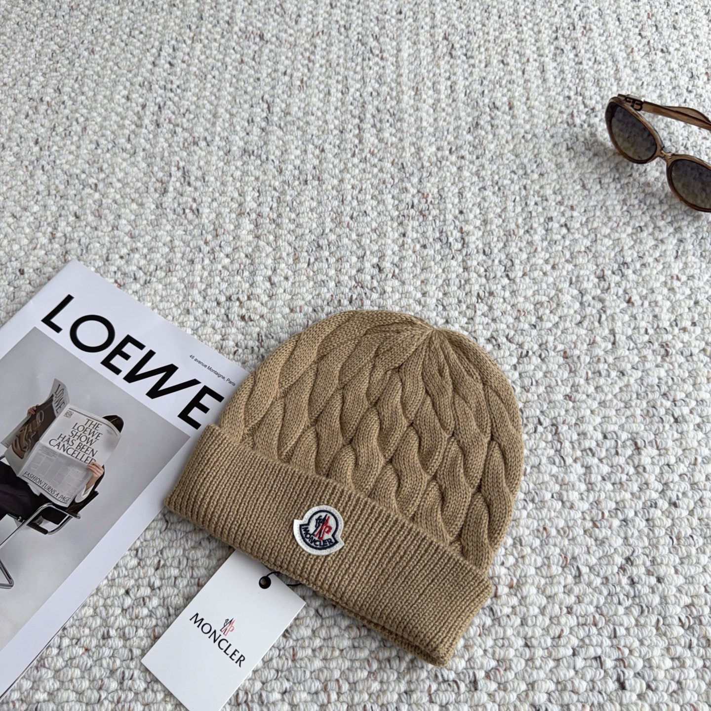 蒙口绞花针织冷帽，立体绞花编织工艺，面料软糯厚实，锁温保暖。翻边版型修饰头脸线条，帽身精致徽章小标，简约大气。米白、卡其