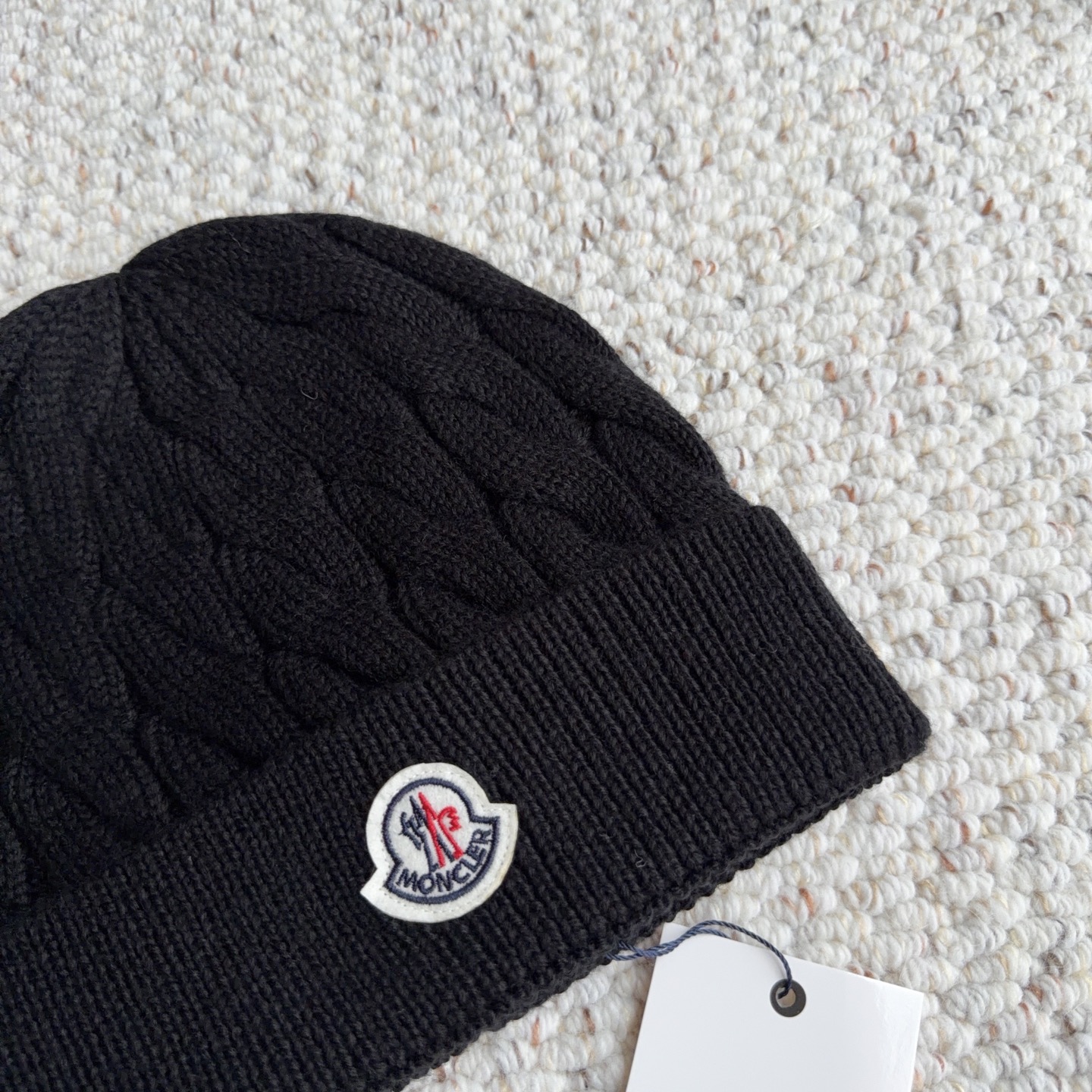 蒙口绞花针织冷帽，立体绞花编织工艺，面料软糯厚实，锁温保暖。翻边版型修饰头脸线条，帽身精致徽章小标，简约大气。米白、卡其