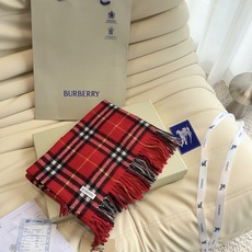 burberry巴宝莉 【B家蜈蚣巾】金靖同款新品到货!顶级羊绒毛,最新款男女通用情侣款👫重磅推荐💥 经典的格子,永不过 burberry巴宝莉 【B家蜈蚣巾】金靖同款新品到货!顶级羊绒毛,最新款男女通用情侣款👫重磅推荐💥 经典的格子,永不过