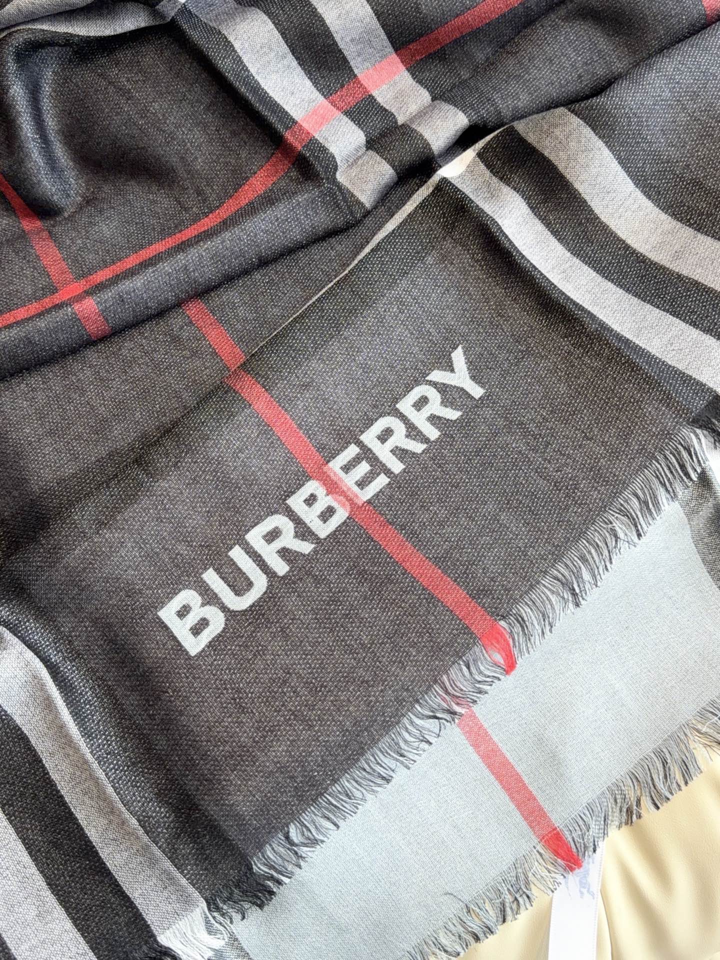 🆕 burberry(巴宝莉)爆款系列订单❗️ 装饰源自品牌 1960 年代的 Vintage 复古格纹,点缀同色调b 🆕 burberry(巴宝莉)爆款系列订单❗️ 装饰源自品牌 1960 年代的 Vintage 复古格纹,点缀同色调b