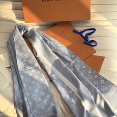 LV全新 Petit Louis 披肩以提花工艺和双色纱线织就 Monogram 图案。轻软丝绒混纺裁出小幅尺寸,搭配流 LV全新 Petit Louis 披肩以提花工艺和双色纱线织就 Monogram 图案。轻软丝绒混纺裁出小幅尺寸,搭配流