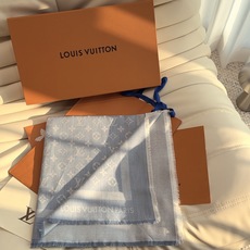 LV全新 Petit Louis 披肩以提花工艺和双色纱线织就 Monogram 图案。轻软丝绒混纺裁出小幅尺寸,搭配流 LV全新 Petit Louis 披肩以提花工艺和双色纱线织就 Monogram 图案。轻软丝绒混纺裁出小幅尺寸,搭配流