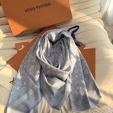 LV全新 Petit Louis 披肩以提花工艺和双色纱线织就 Monogram 图案。轻软丝绒混纺裁出小幅尺寸,搭配流 LV全新 Petit Louis 披肩以提花工艺和双色纱线织就 Monogram 图案。轻软丝绒混纺裁出小幅尺寸,搭配流