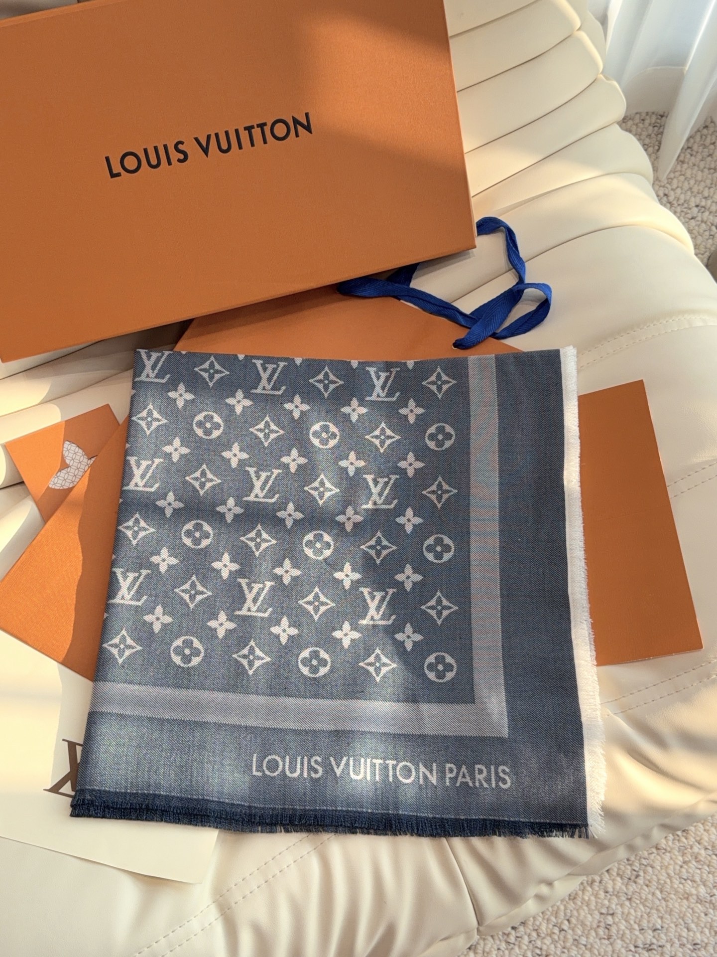 LV全新 Petit Louis 披肩以提花工艺和双色纱线织就 Monogram 图案。轻软丝绒混纺裁出小幅尺寸，搭配流