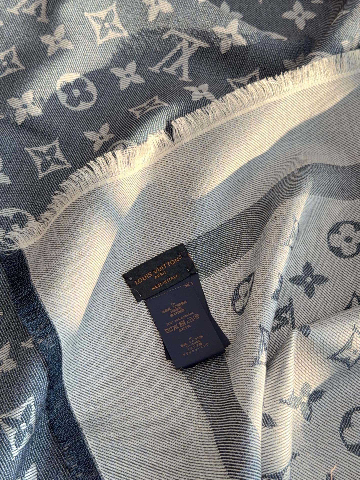 LV全新 Petit Louis 披肩以提花工艺和双色纱线织就 Monogram 图案。轻软丝绒混纺裁出小幅尺寸，搭配流