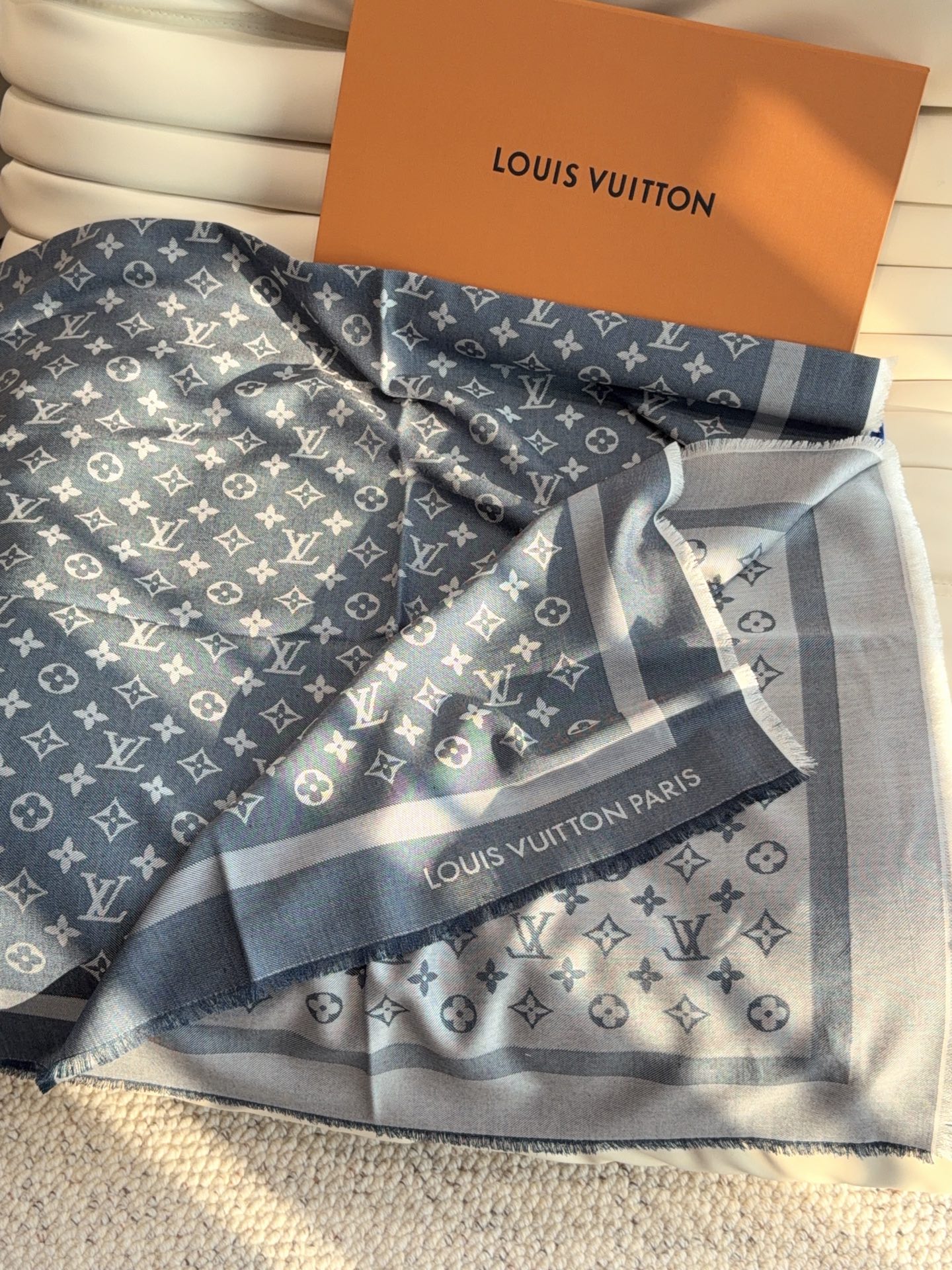 LV全新 Petit Louis 披肩以提花工艺和双色纱线织就 Monogram 图案。轻软丝绒混纺裁出小幅尺寸，搭配流