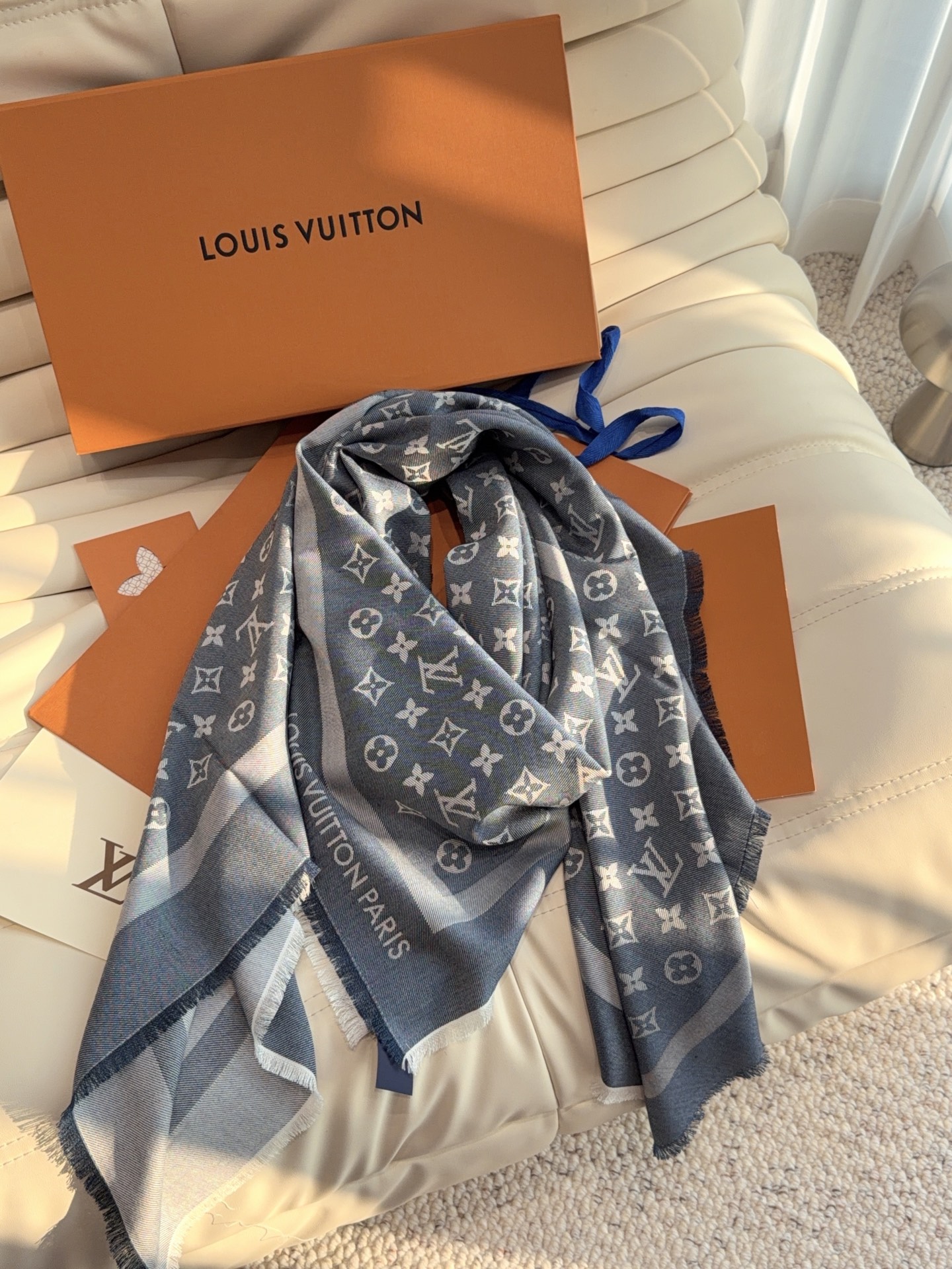 LV全新 Petit Louis 披肩以提花工艺和双色纱线织就 Monogram 图案。轻软丝绒混纺裁出小幅尺寸，搭配流