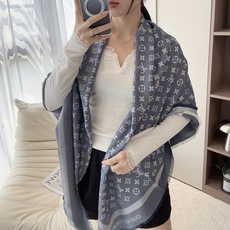LV全新 Petit Louis 披肩以提花工艺和双色纱线织就 Monogram 图案。轻软丝绒混纺裁出小幅尺寸,搭配流 LV全新 Petit Louis 披肩以提花工艺和双色纱线织就 Monogram 图案。轻软丝绒混纺裁出小幅尺寸,搭配流