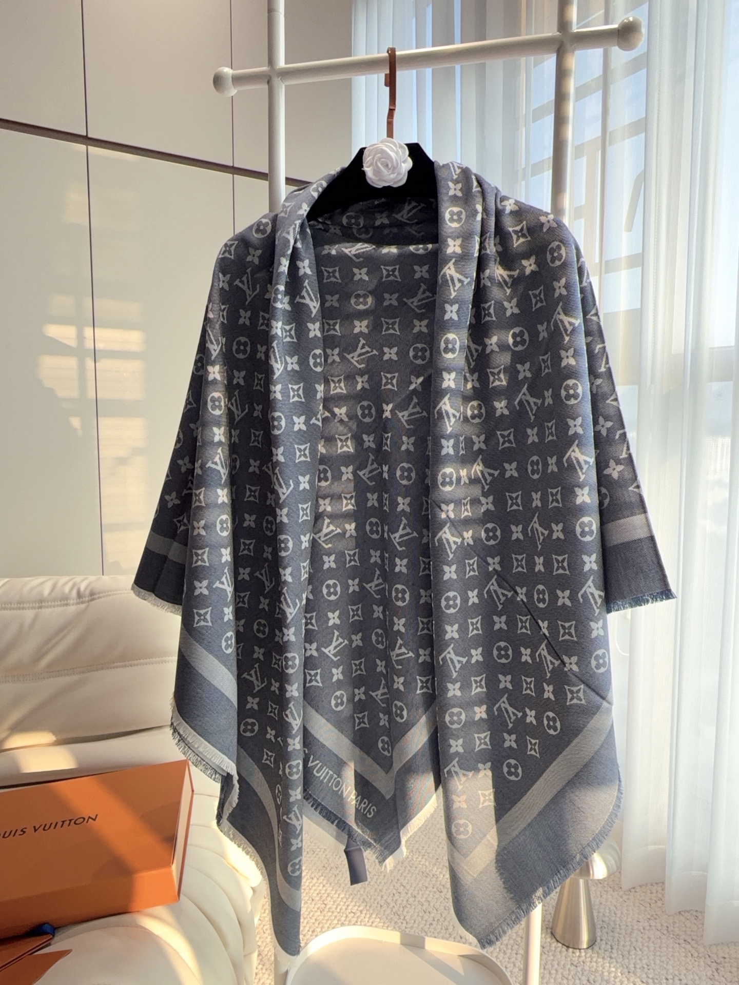 LV全新 Petit Louis 披肩以提花工艺和双色纱线织就 Monogram 图案。轻软丝绒混纺裁出小幅尺寸，搭配流