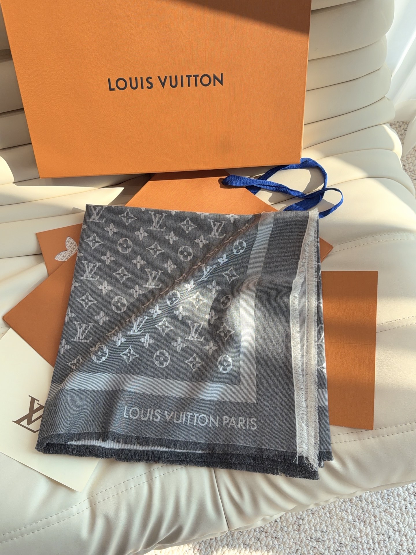 LV全新 Petit Louis 披肩以提花工艺和双色纱线织就 Monogram 图案。轻软丝绒混纺裁出小幅尺寸，搭配流