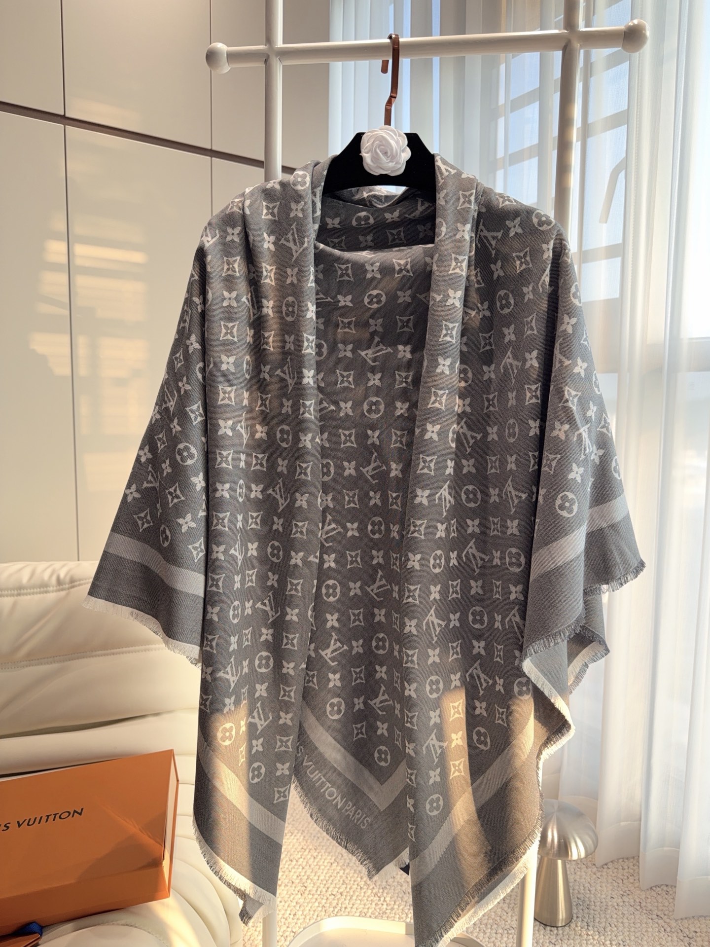 LV全新 Petit Louis 披肩以提花工艺和双色纱线织就 Monogram 图案。轻软丝绒混纺裁出小幅尺寸，搭配流