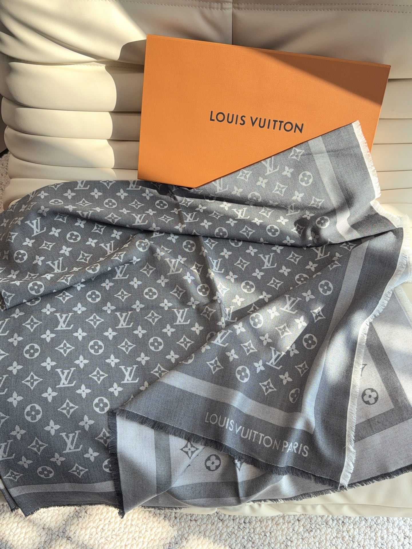 LV全新 Petit Louis 披肩以提花工艺和双色纱线织就 Monogram 图案。轻软丝绒混纺裁出小幅尺寸，搭配流