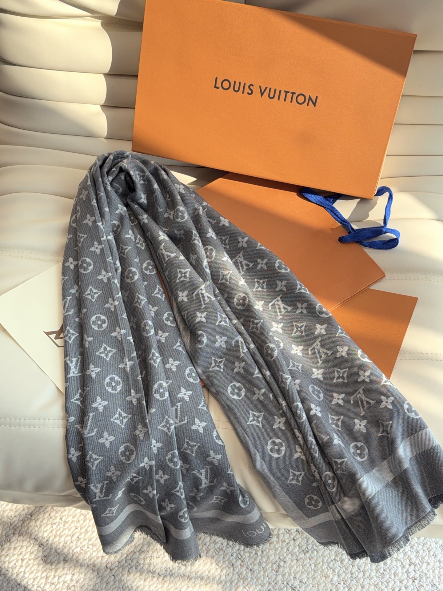 LV全新 Petit Louis 披肩以提花工艺和双色纱线织就 Monogram 图案。轻软丝绒混纺裁出小幅尺寸，搭配流
