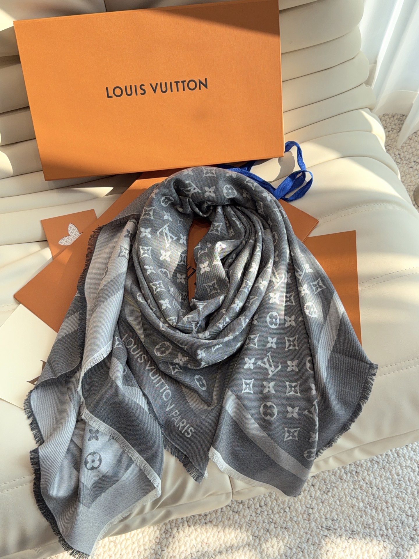 LV全新 Petit Louis 披肩以提花工艺和双色纱线织就 Monogram 图案。轻软丝绒混纺裁出小幅尺寸，搭配流
