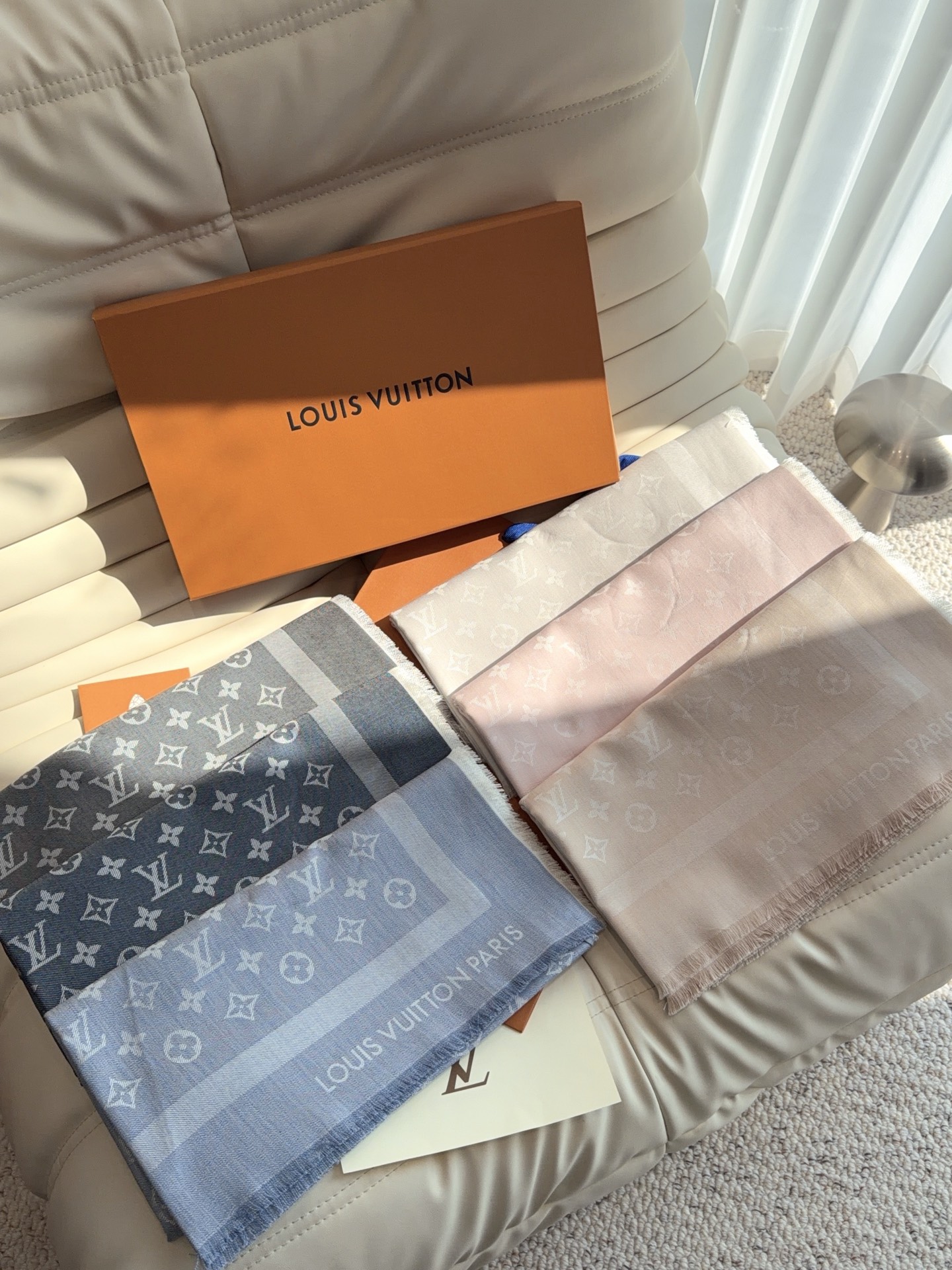 LV全新 Petit Louis 披肩以提花工艺和双色纱线织就 Monogram 图案。轻软丝绒混纺裁出小幅尺寸,搭配流 LV全新 Petit Louis 披肩以提花工艺和双色纱线织就 Monogram 图案。轻软丝绒混纺裁出小幅尺寸,搭配流