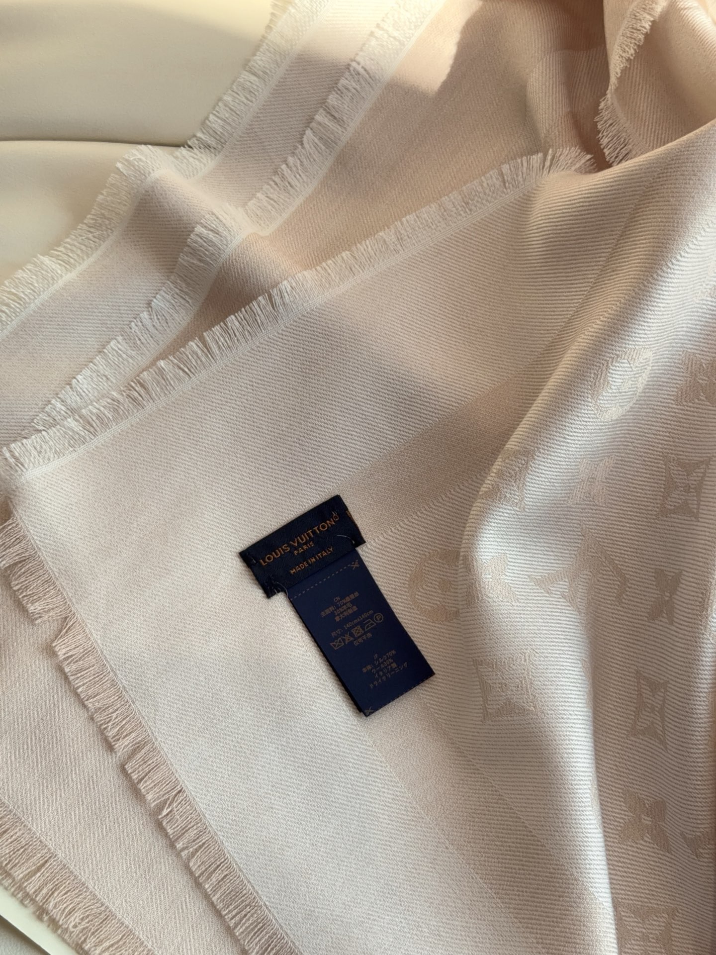 LV全新 Petit Louis 披肩以提花工艺和双色纱线织就 Monogram 图案。轻软丝绒混纺裁出小幅尺寸，搭配流
